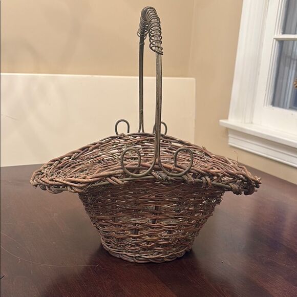 Rustic Woven Basket with metal Handle - Picture 1 of 7